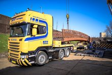 250218 Plaatsen brug over julianavijver Raymond Bos Beeldnummer 04384