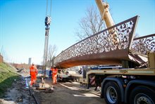 250218 Plaatsen brug over julianavijver Raymond Bos Beeldnummer 04393