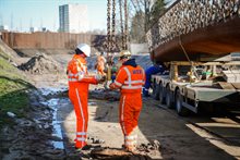 250218 Plaatsen brug over julianavijver Raymond Bos Beeldnummer 04396